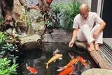 Cuộc sống của "đại gia chân đất" cưới chân dài thi hoa hậu, ở nhà sang 4 tầng trên đường Kim Giang