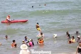 Đông nghịt người tắm biển giữa trưa Tết Đoan Ngọ