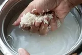 Có nhất thiết phải vo gạo trước khi nấu không? Bác sĩ cảnh báo 4 sai lầm khi vo gạo vừa bẩn vừa hại
