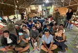 Cảnh sát bất ngờ kiểm tra một quán cà phê, đưa chủ quán cùng 21 người khác về trụ sở làm việc