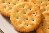 Vì sao bánh quy luôn có nhiều lỗ tròn nhỏ trên mặt?