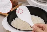 Vì sao muôi xới cơm luôn có nhiều hạt li ti nổi trên mặt?