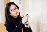 Nữ sinh đỗ đại học năm 16 tuổi nay trở thành Giáo sư danh giá ở tuổi 35, từng giải bài toán hơn 100 năm chưa ai làm được