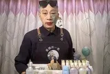 Kiếm tiền giúp cháu chữa bệnh, ông ngoại 75 tuổi trở thành streamer làm đẹp