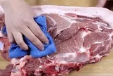 Vì sao người bán thường dùng giẻ lau phủ lên thịt lợn?