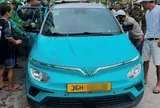 Tài xế taxi gục trong xe khi đang đợi khách, lực lượng chức năng giải cứu bất thành