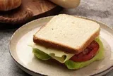 Người phụ nữ 50 tuổi bị loãng xương vì thường xuyên ăn bánh mì: Bác sĩ cảnh báo một chất âm thầm "rút" canxi khỏi xương