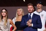 Đang kéo cả nhà đi xem World Cup, vợ chồng David - Victoria Beckham bàng hoàng nhận tin sốc