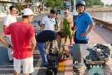 Cùng một con cua bỏ lên 2 chiếc cân, kết quả chênh lệch bất ngờ: Người phụ nữ thừa nhận vi phạm