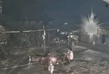Nền sân xi măng bất ngờ phát nổ, cảnh tượng kinh hoàng khiến 2 chị em hốt hoảng bỏ chạy