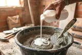 Lý do thợ xây thêm 'chất lỏng trắng' vào xi măng: Bí quyết chỉ người trong nghề mới thành thạo
