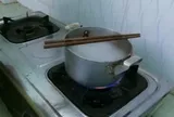 Vì sao nên đặt 1 chiếc đũa gỗ lên miệng nồi khi nước đang sôi?