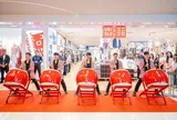 Cửa hàng UNIQLO Hanoi Centre đang trở thành tâm điểm thu hút các tín đồ thời trang.