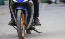 Mức phạt cao nhất khi đi xe máy mà không gạt chân chống