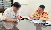 Phạt tài xế cho trẻ ngồi trước vô lăng khi lái xe ở Hà Nội
