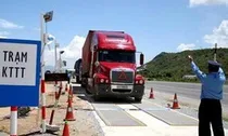Phát hiện xe tải màu đỏ lạ, công an Việt Nam lập tức theo dõi giám sát, kiểm tra