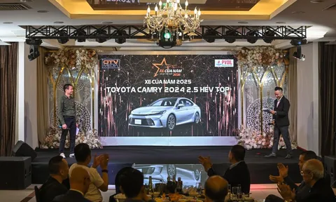 Toyota Camry 2.5 HEV TOP đạt danh hiệu xe của năm 2025