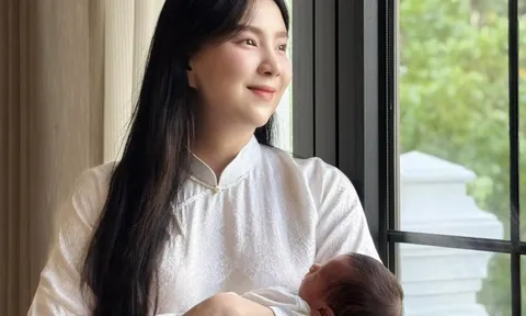 Mai Ngọc và con trai 10 ngày tuổi kỷ niệm 30/4 đầu đời bằng khoảnh khắc đặc biệt