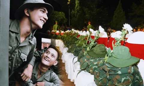 Buổi chiếu đặc biệt nhất của Mưa Đỏ: Hàng ghế trống, balo, hoa cúc trắng và khoảnh khắc cúi đầu trước lịch sử