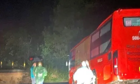 Đèo Mimosa ở Lâm Đồng đứt gãy làm đôi, xe khách 45 chỗ dừng ngay trước miệng vực