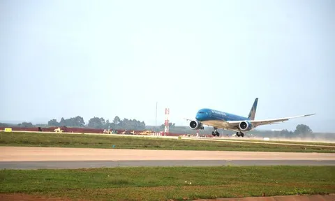 CLIP: Cận cảnh máy bay Boeing 787 vừa đáp xuống sân bay Long Thành