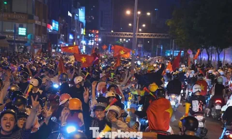 Khoảnh khắc biển người reo hò xuyên đêm