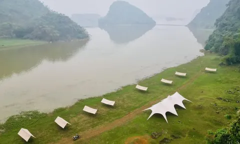 Phát hiện hồ nước bên thảo nguyên vắng vẻ, hoang sơ, du khách nhận xét: "Nói ở Hà Nội không ai tin!"