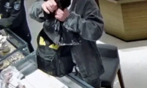 Nam thanh niên chi 6 tỷ đồng mua vàng rồi bán lỗ 700 triệu trong 1 ngày, công an phát hiện bất thường trong nhà vệ sinh