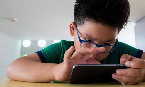 "Cuối tuần rồi, con chơi điện thoại được không?"Cô giáo 20 năm đứng lớp nói thẳng: Không biết tiên tri nhưng cách phản ứng của phụ huynh quyết định đứa trẻ vượt trội