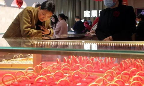 Khách chi 7 tỷ đồng mua vàng thưởng nhân viên, chủ tiệm vui vẻ giao dịch nhưng nhận yêu cầu mua thêm 18 tỷ lại báo công an