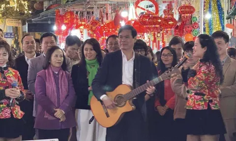 Khoảnh khắc bất ngờ, Bí thư Tỉnh ủy trình diễn ghi ta, đệm hát giữa phố đi bộ