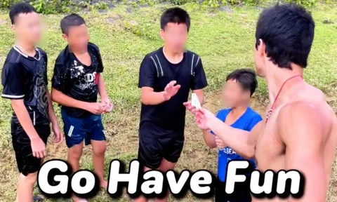 Cầm 200k rồi chạy biến đi mất, hành động quay lại của đứa trẻ vùng cao khiến khách Tây phải nể phục