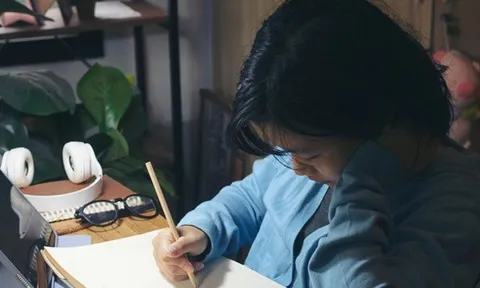 Cô bé 10 tuổi toàn học đến rạng sáng, sát kỳ thi lại từ chối tới trường, đằng sau là thực tế 80% trẻ mất ngủ không dám nói ra