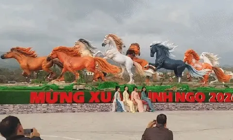 Cận cảnh 8 linh vật ngựa "bắt mắt" được trưng bày ở Lao Bảo