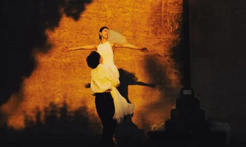 Từ tiếng Việt chỉ có một âm tiết nhưng diễn tả ranh giới mong manh giữa “có được” và “mất đi”, tiếng Anh không có từ tương đương