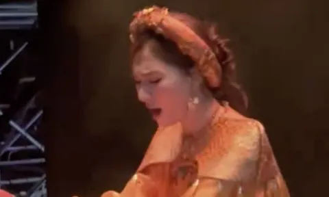 Hòa Minzy thở dốc, mệt lả trong hậu trường fan concert Bắc Bling