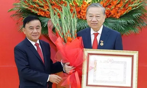 Trao Huy hiệu 45 năm tuổi Đảng tặng Tổng Bí thư Tô Lâm