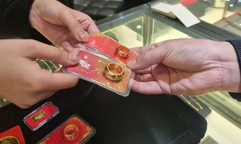 Tưởng giá vàng "tăng mãi", tôi tất tay 600 triệu đồng đầu tư: "Không vào thì lỡ sóng, vào thì khó ăn ngon ngủ yên"