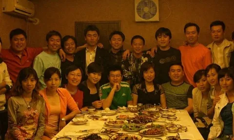 Đi họp lớp sau 15 năm, đến nơi mới biết mình là người duy nhất chưa kết hôn: Tôi bỏ về sau khi nghe bạn bè nói 3 câu