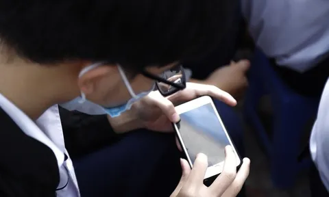 Phát hiện nội dung lạ trong iPad của con trai học lớp 8, bà mẹ ở TP.HCM bối rối không biết phải làm sao