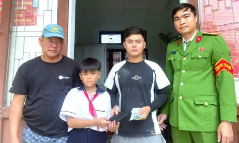 Nhặt được chiếc ví chứa nhiều tiền mặt, nam sinh cùng bố lập tức trình báo