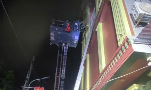 Cháy quán cà phê, 15 người được giải cứu