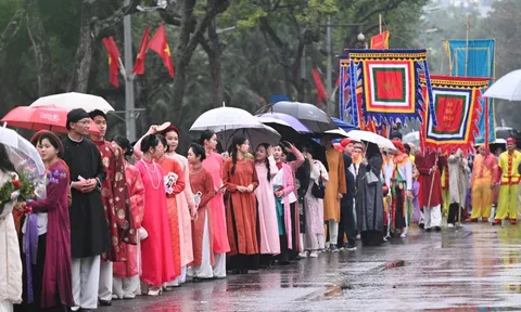 Giữa mưa rét 15 độ, Bách Hoa Bộ Hành đã tạo nên khung cảnh hiếm thấy giữa Hà Nội