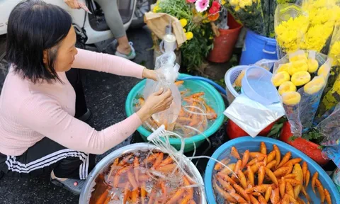 Giá hoa vạn thọ, xôi chè ít biến động, khách tranh thủ sắm lễ cúng ông Táo sớm