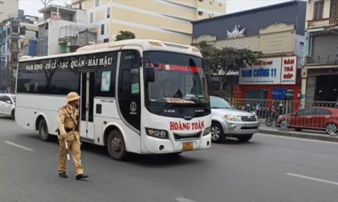 Trong 3 ngày, CSGT Hà Nội xử lý hơn 200 trường hợp xe khách, xe hợp đồng vi phạm giao thông