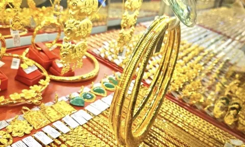 Giá vàng trong nước neo đỉnh dù giá thế giới lao dốc