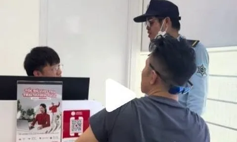 Người nước ngoài đi làm SIM thẻ, nhân viên không biết tiếng đang loay hoay thì chú bảo vệ ra phiên dịch giúp, "bắn" tiếng Trung cực MƯỢT!