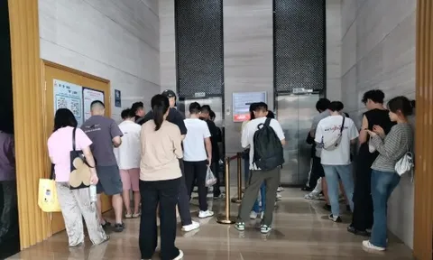 Ở tầng 40, ngày nào cũng chờ thang máy 20 phút, chủ nhà dứt khoát bán nhà dù giá rẻ: “Tôi không muốn đợi nữa.”