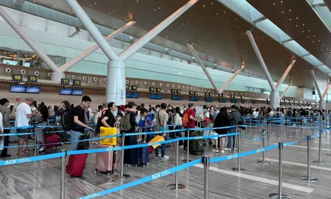 Sân bay Tân Sơn Nhất tấp nập ngày 25 Tết, check-in thuận tiện