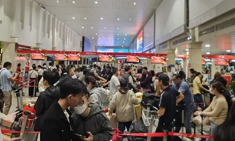 VIDEO: Ngày 12-2, khách ùn ùn tới sân bay Tân Sơn Nhất để về quê dịp Tết